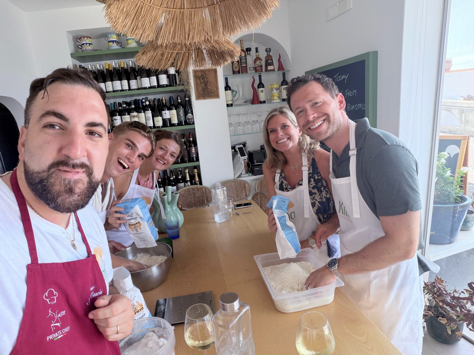 Chef e ospiti durante la lezione di pasta - Cooking Class Ristorante Km0 Praiano