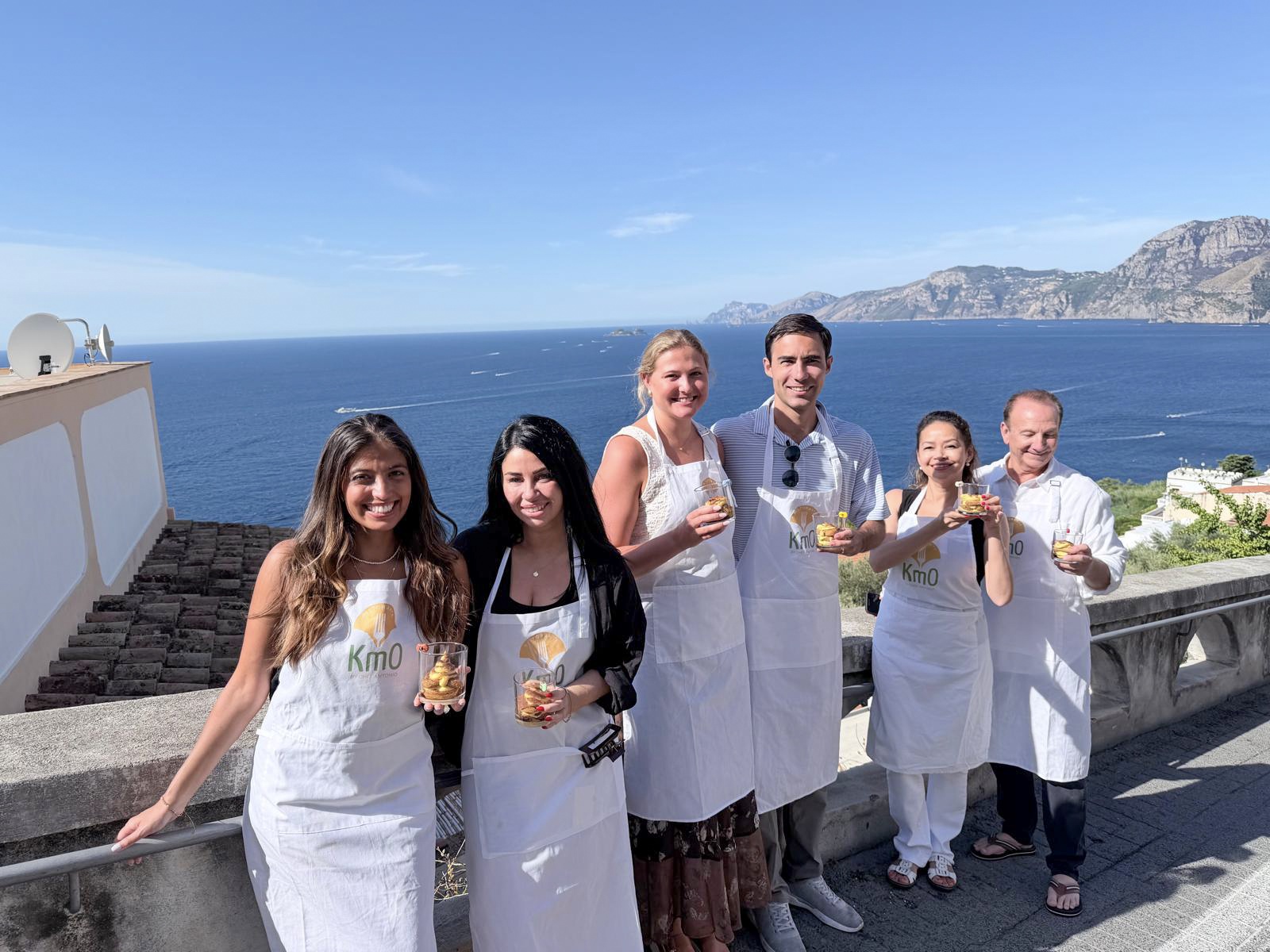 Gruppo della cooking class con vista mare - Cooking Class Ristorante Km0 Praiano