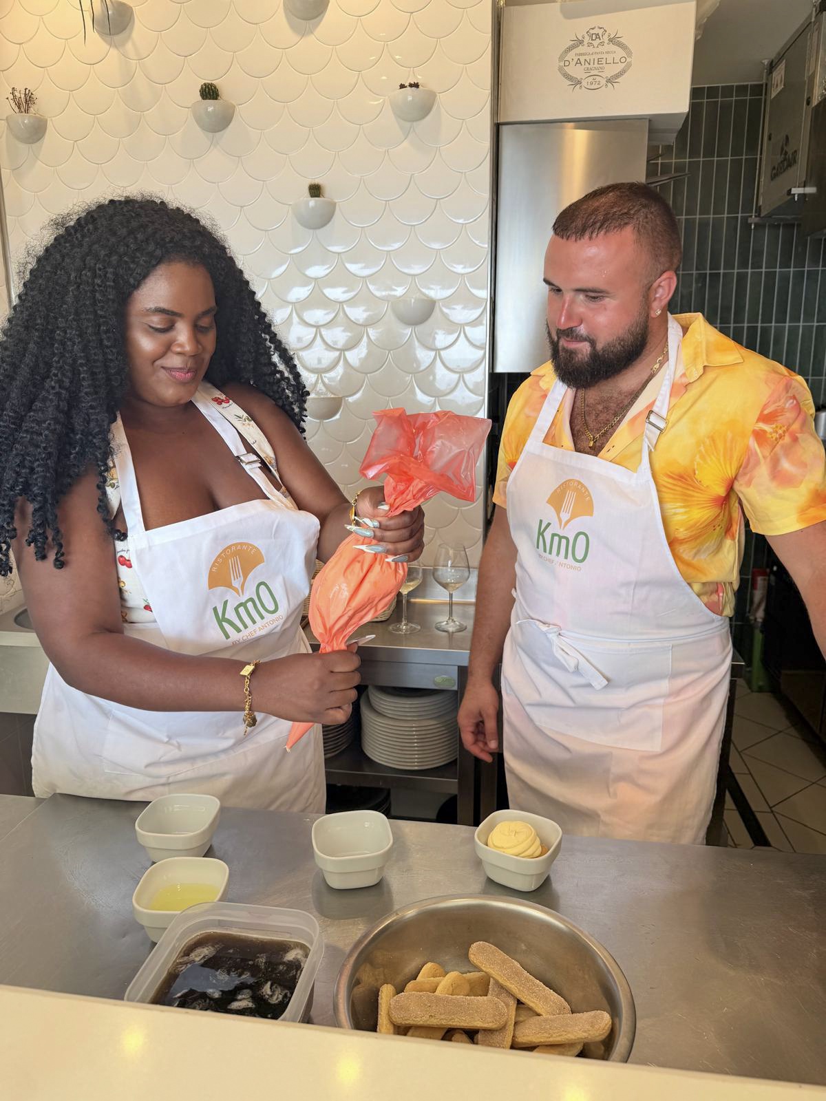 Coppia prepara il dolce - Cooking Class Ristorante Km0 Praiano