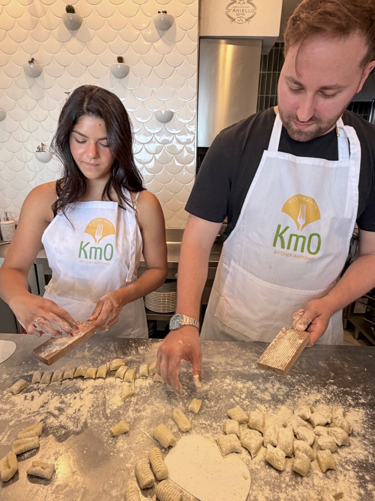 Coppia stende la pasta fresca - Cooking Class Ristorante Km0 Praiano