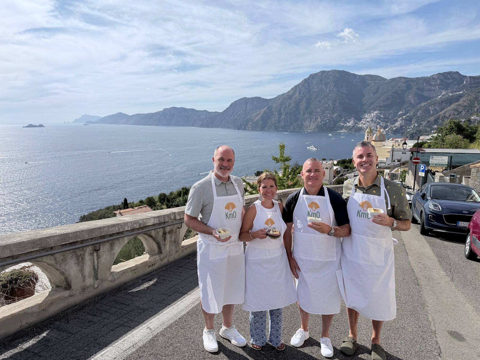 Amici con il panorama della Costiera Amalfitana - Cooking Class Ristorante Km0 Praiano
