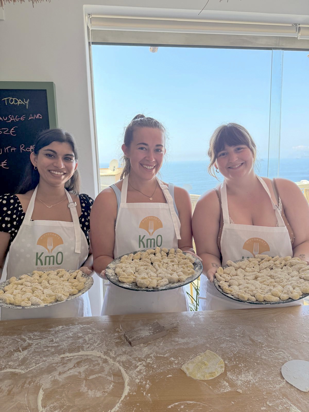 Amici con i piatti di pasta fresca - Cooking Class Ristorante Km0 Praiano