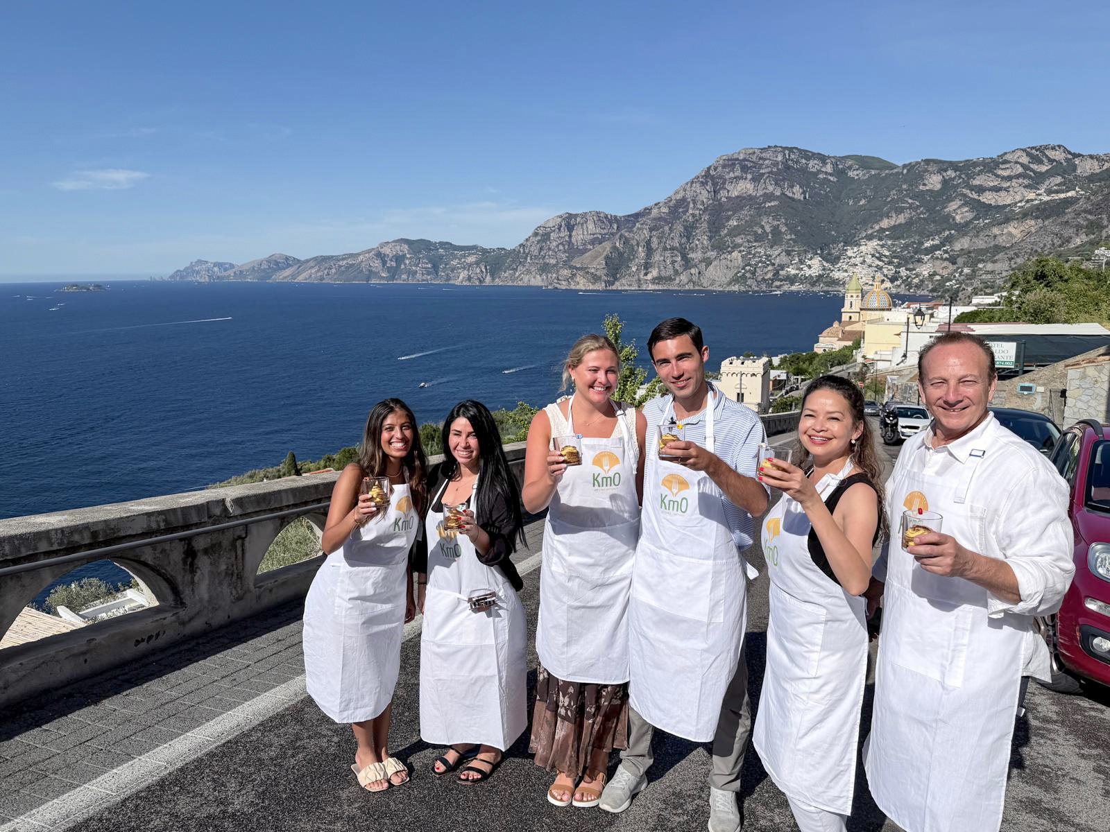 Gruppo con vista sulla Costiera Amalfitana - Cooking Class Ristorante Km0 Praiano